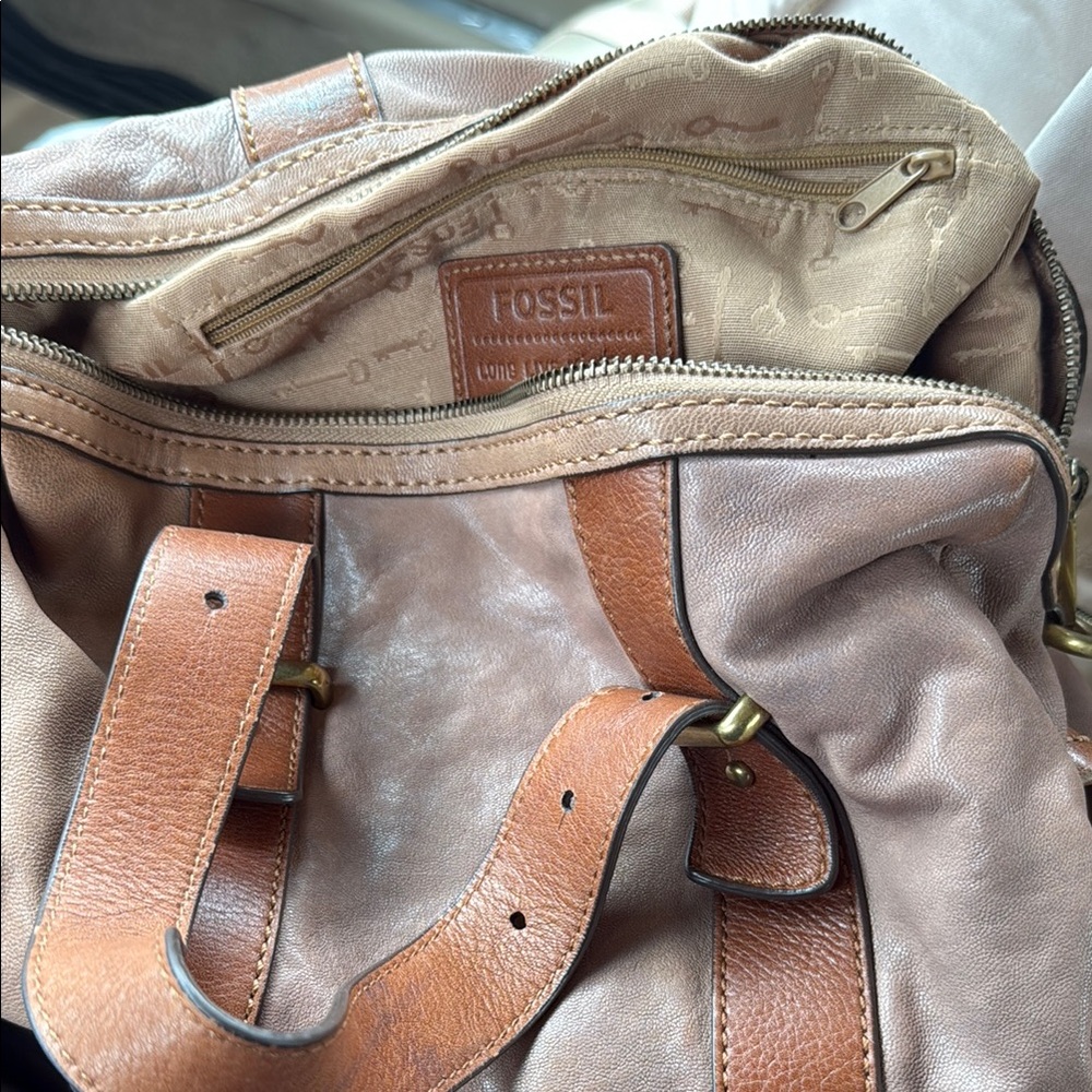 Fossil Brown Leather Messenger Bag with Classic Styling